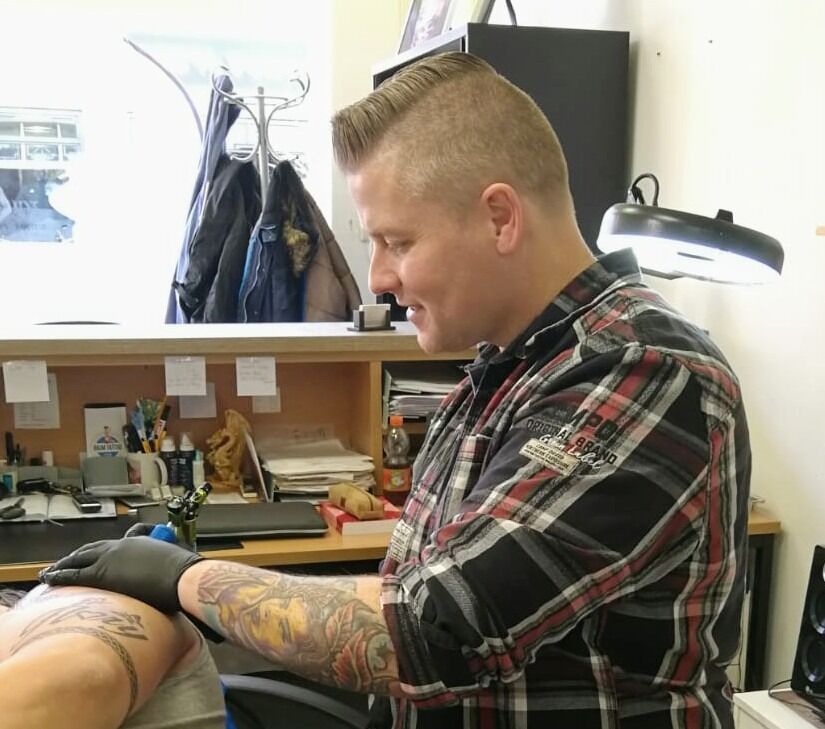 Alex aan het werk in de shop