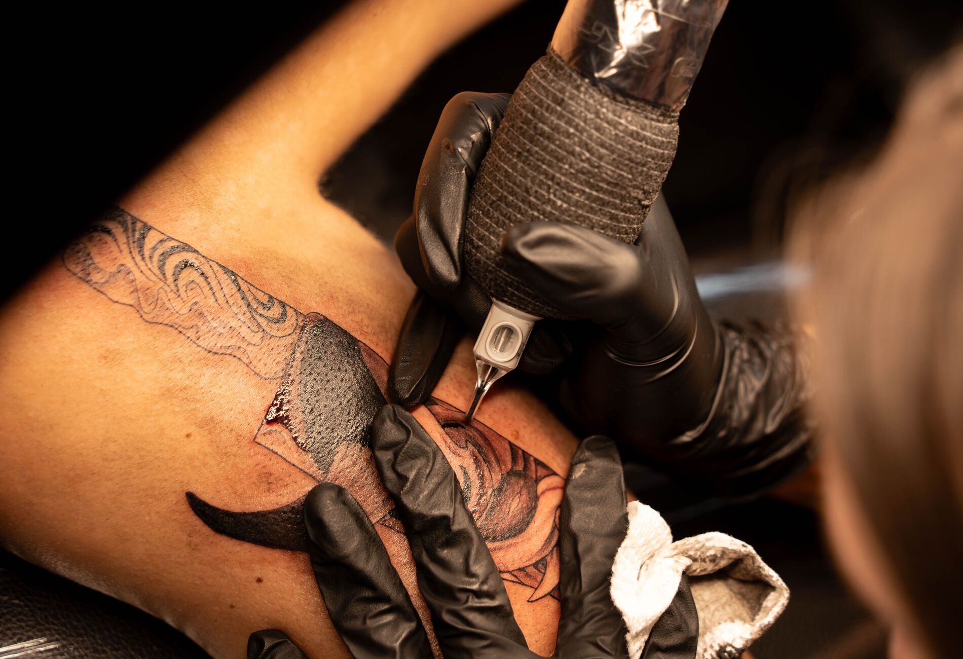 Tattoo zetten op een schouder