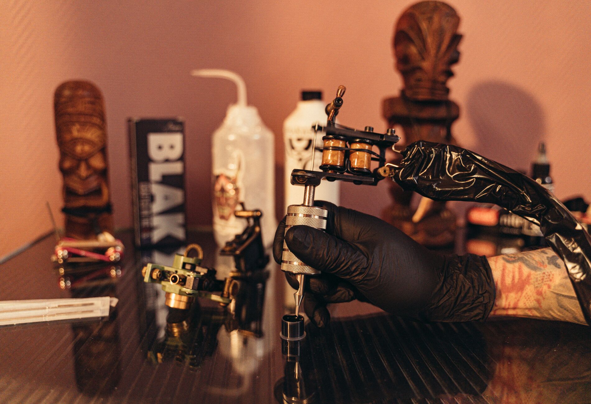 Tattoomachines en inktflesjes