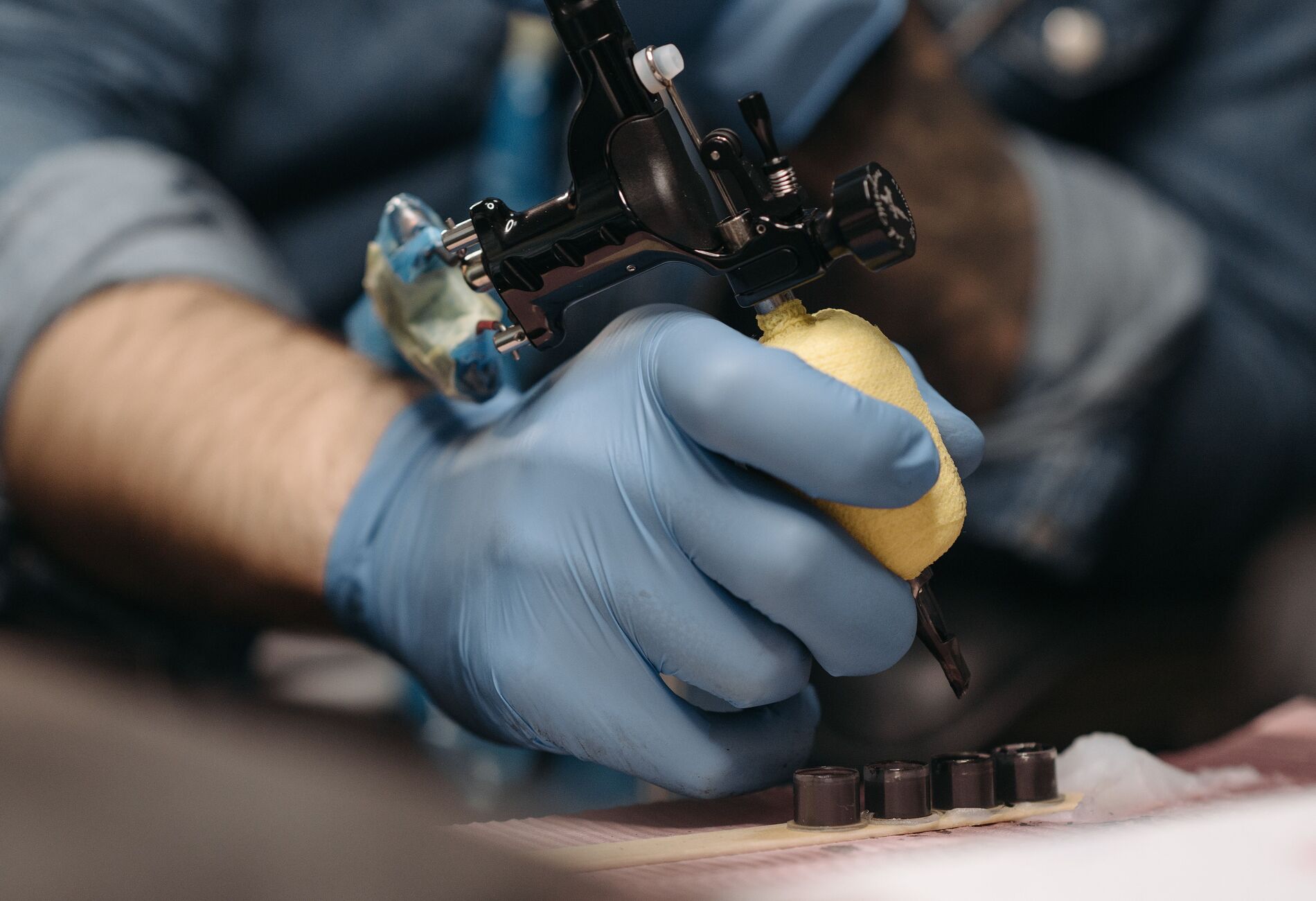 Tattoomachine op de huid